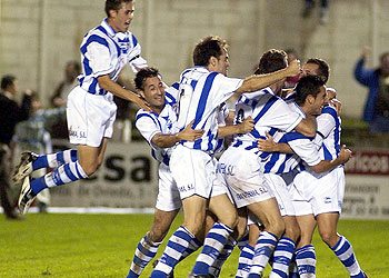 Los jugadores de la Gimnástica de Torrelavega festejan alborozados el segundo gol.