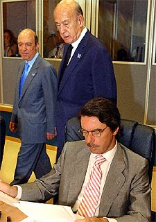 Giscard d'Estaing, de pie, y José María Aznar, en una reunión de la Convención.
