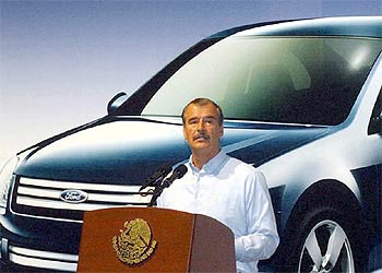 El presidente Vicente Fox, durante la presentación de una planta automovilística, ayer en Hermosillo.
