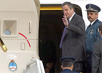 Néstor Kirchner saluda desde el avión oficial  Tango 01  en presencia del comodoro Carlos Cavallo el pasado mes de agosto.