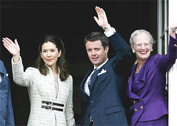 Federico, Mary y la reina Margarita de Dinamarca saludan desde el balcón del palacio.