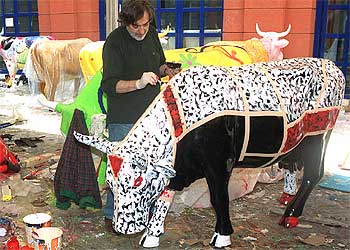 Javier Urquijo trabajando en una de sus obras.