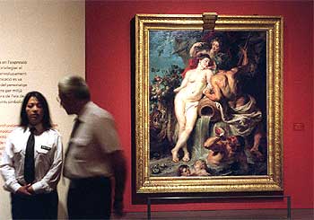 Dos vigilantes junto a  La alegoría de la Tierra y el Agua,  de Rubens, exhibida en Caixaforum.