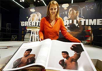 Una empleada de la editorial alemana Taschen mostraba ayer un ejemplar del libro sobre Mohamed Alí.