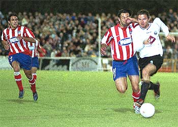 Lalo, del Conquense, acosado por Javi Moreno, y Ortiz observa la jugada.