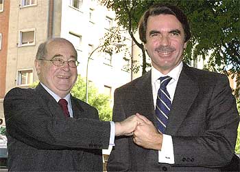 El presidente del Gobierno, José María Aznar, saluda ayer a José María Cuevas.