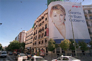 El Ayuntamiento da siete días para que el PP quite un cartel de Aguirre