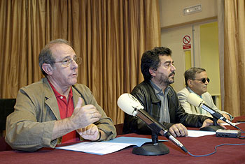 Antonio Chavarrías, entre el actor Emilio Gutiérrez Caba y Pablo del Amo.