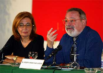 Fernando Savater, junto a la profesora Josefina Junquera, durante su conferencia de ayer en Jerez.
