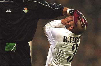 Una imagen de Roberto Carlos tomada por Raúl Cancio en un partido del Real Madrid, expuesta en Salamanca.