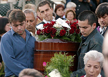 Amigos de Manuel Ríos llevan el féretro de éste, ayer en el funeral de Abegondo (A Coruña).