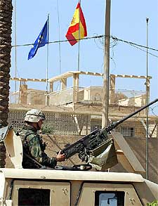 Un soldado estadounidense, en la entrada de la Embajada de España en Bagdad.