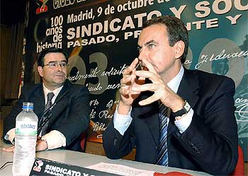 Zapatero, ayer, junto al secretario general de la Federación del Metal de UGT, Manuel Fernández,  Lito. 