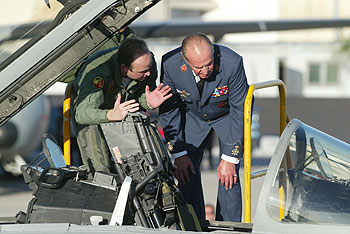 El Rey observa la cabina del cazabombardero  Eurofighter,  en la factoría de EADS-CASA de Getafe.