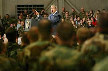 El presidente Bush pronuncia, ayer, un discurso ante miembros de la Guardia Nacional de New Hampshire.