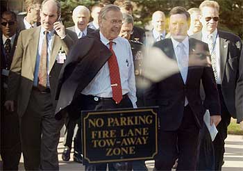 Donald Rumsfeld (izquierda) y George Robertson, ayer en Colorado Springs.