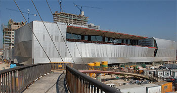 El nuevo centro de congresos que Josep Lluís Mateo construye en Barcelona para el Fórum 2004 es uno de los mayores de Europa.rnrnEl arquitecto Josep Lluís Mateo.