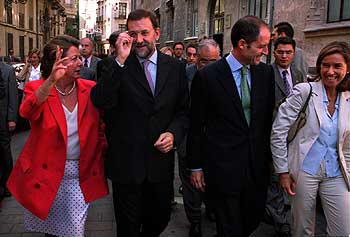 Mariano Rajoy, entre la alcaldesa de Valencia, Rita Barberá, y el presidente, Francisco Camps.