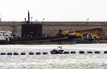 El submarino  Turbulent,  atracado en un muelle del puerto de Gibraltar.