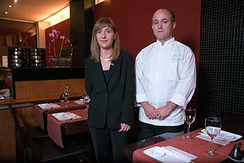 El  chef  Ricardo Sanz y Mónica Fernández,  maître  y sumiller del restaurante madrileño Kabuki.