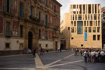 El palacio episcopal de Murcia contrasta con el refinamiento moderno del edificio del Ayuntamiento, obra de Rafael Moneo.