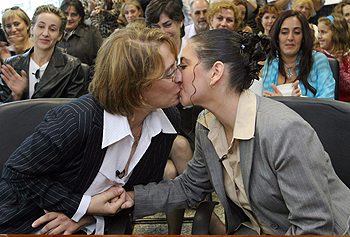 Paloma y Silvia 'estrenan' el registro de parejas de Málaga