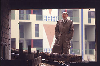 El desaparecido arquitecto Sáenz de Oiza, durante la construcción del edificio madrileño del  Ruedo .