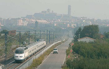 El AVE, a su llegada a la estación de Lleida tras su primer viaje comercial