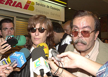 María Lorenza Mateos y Francisco Acosta, ayer en el aeropuerto de Gran Canaria.