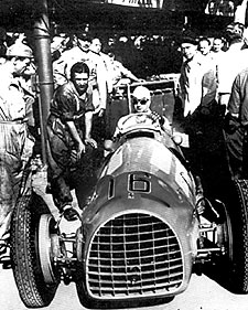 Juan Manuel Fangio, con un  Ferrari. 