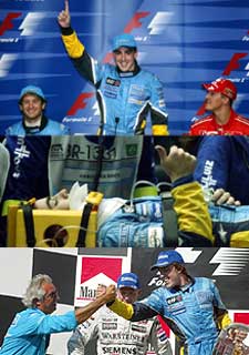 De arriba abajo, Alonso celebra su  pole position   en Malaisia; haciendo un gesto tranquilizador en la camilla después del accidente en Brasil, y saludando a Flavio Briatore en lo más alto del podio tras su triunfo en Budapest. 