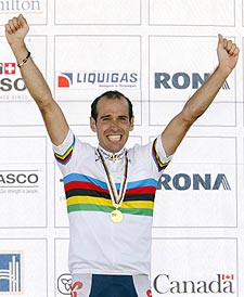 Igor Astarloa, exultante, muestra su medalla de oro sobre el  maillot  arco iris.