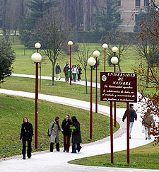 Un grupo de estudiantes, en el campus de la Universidad de Navarra.