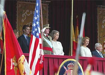 El Rey, junto a la Reina, saluda el paso de los  marines  que portaban la bandera de Estados Unidos.