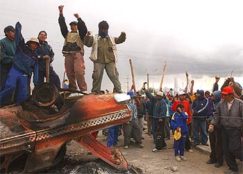 Manifestantes bolivianos protestan el sábado contra el Gobierno en una planta de carburante cerca de El Alto, Bolivia.