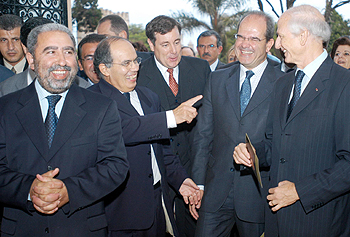 Chaves, ayer, con representantes del Gobierno marroquí, durante la inauguración de   Triángulo de Al Ándalus  .