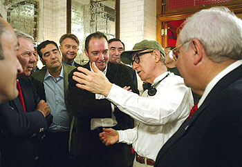 El coro y la delegación de Asturias, con Woody Allen en Nueva York