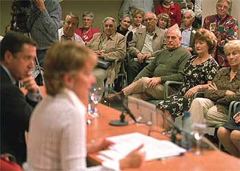 Esperanza Aguirre y Eduardo Zaplana, en un acto electoral con personas mayores.