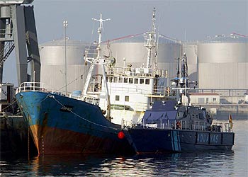 El  South Sea,  atracado en Vilagarcía de Arousa junto a una patrullera del Servicio de Vigilancia Aduanera.