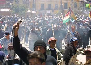 Manifestantes clamaban ayer contra el Gobierno en medio de una nube de gases lacrimógenos lanzados por la policía en La Paz.