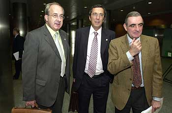 Los tres diputados generales, González de Txabarri (izquierda), José Luis Bilbao y Ramón Rabanera, antes de la reunión del Consejo Vasco de Finanzas.