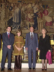 Los Reyes, con Alberto Ruiz-Gallardón y Pilar del Castillo, ayer, en la inauguración de la exposición  Cortes del Barroco  en  el Palacio Real.