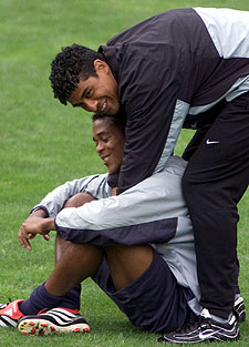 Frank Rijkaard bromea con Kluivert en un entrenamiento.