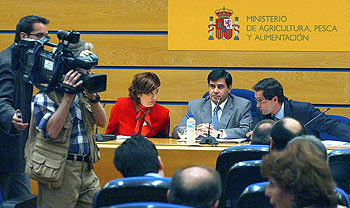 El subsecretario de Agricultura, Manuel Pacheco, en el centro, ayer en la reunión del Observatorio de los Precios.