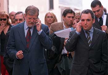 El presidente de Extremadura, Rodríguez Ibarra, acompaña a Rafael Simancas ayer en Pinto (Madrid).