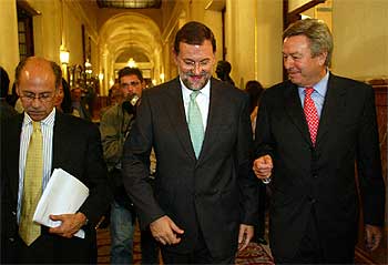 Mariano Rajoy, flanqueado por Teófilo de Luis y Luis de Grandes, ayer, en los pasillos del Congreso.