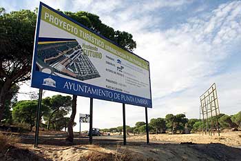 Cartel del proyecto turístico en Punta Umbría.