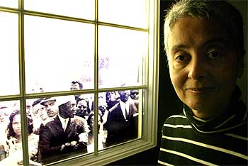 Adrian Piper, ayer, ante una de las obras de la serie  Decide who you are    expuestas en el Macba.