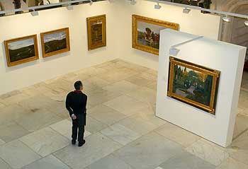 Una imagen de la sala de exposiciones de San Nicolás, con  Jardines de Monforte  (1919), de Santiago Rusiñol en primer término.
