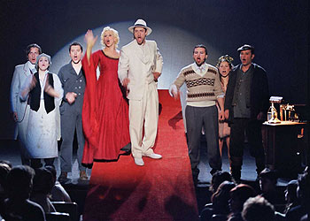 Elvira Mínguez y Juan Diego Botto, en el centro, en una imagen de  Los abajo firmantes. 